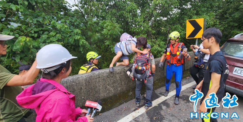 台灣南投颱風災情嚴重 搜救隊攜物資趕赴救援 頭條 香港中通社