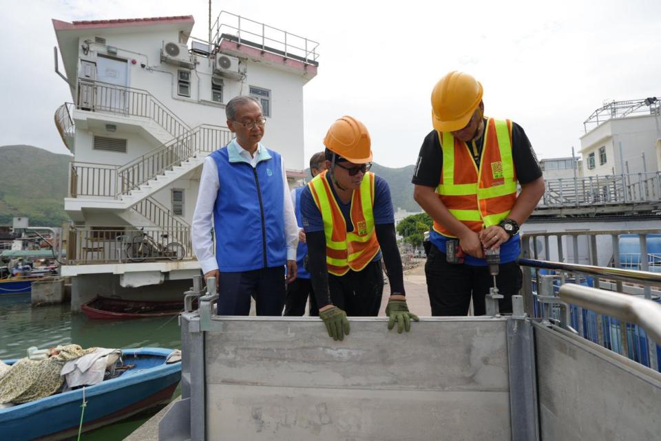 颱風樺加沙-渠務署-暫未確認有水浸個案-排水機械人已到高風險水浸區戒備