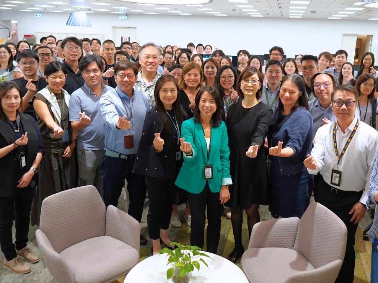 林慧虹(右四)稱期待與恒生團隊一起繼續努力,為客戶創造價值。(公司提供)