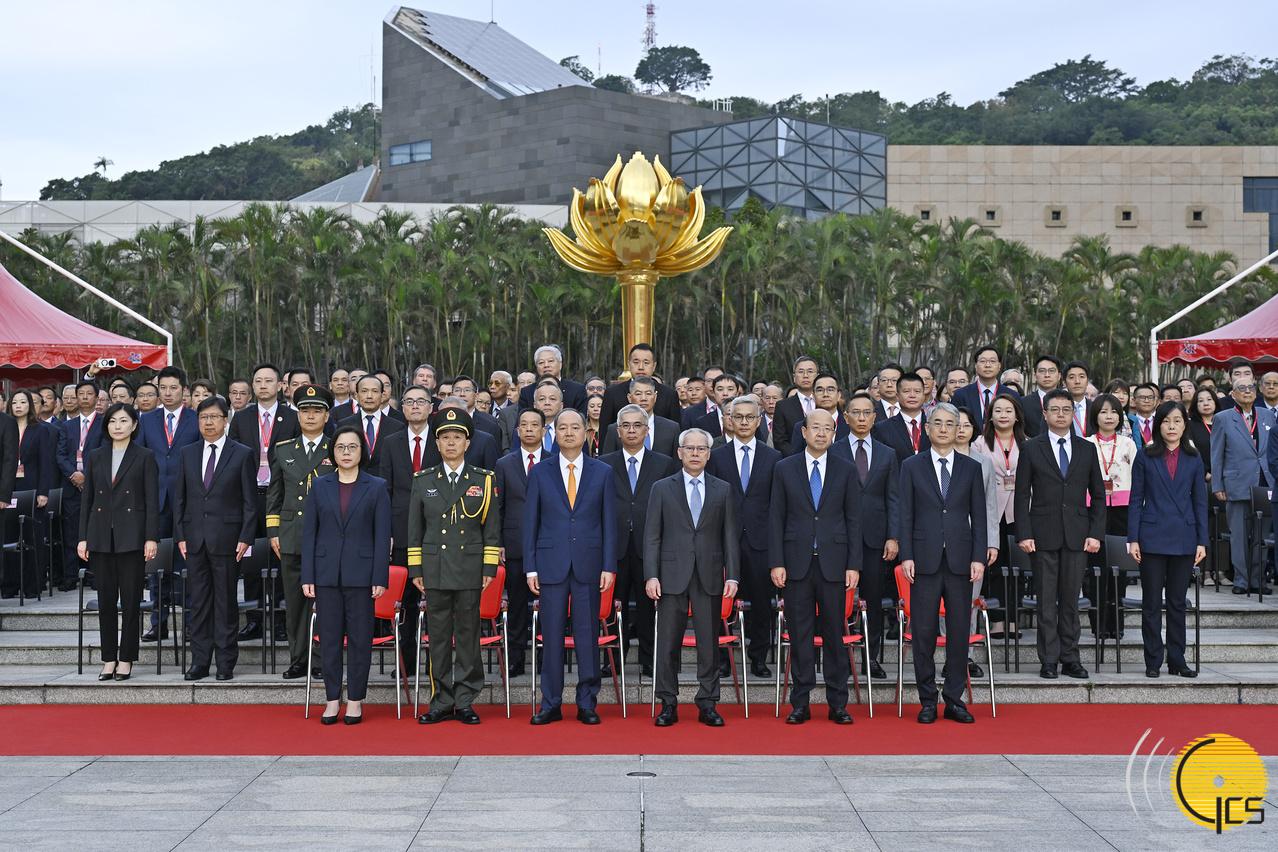 行政長官岑浩輝、中央駐澳官員、解放軍駐澳部隊軍官、特區立法和司法機關負責人、政府主要官員及各界人士出席慶祝中華人民共和國澳門特別行政區成立26周年升旗儀式。