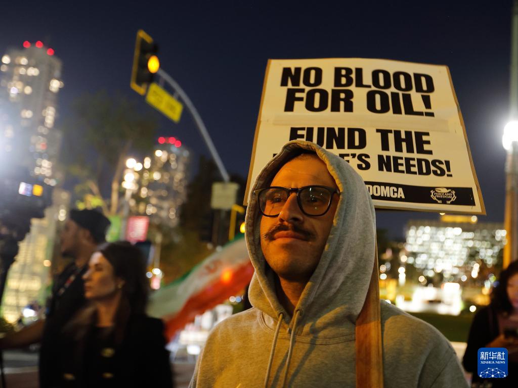 3月2日，人們在美國加利福尼亞州洛杉磯參加集會，抗議美國對伊朗發動軍事打擊。新華社發