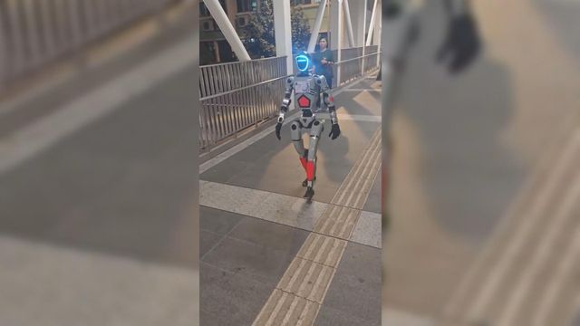 澳門女途人被機械人嚇到送院警員“押走”涉事機械人