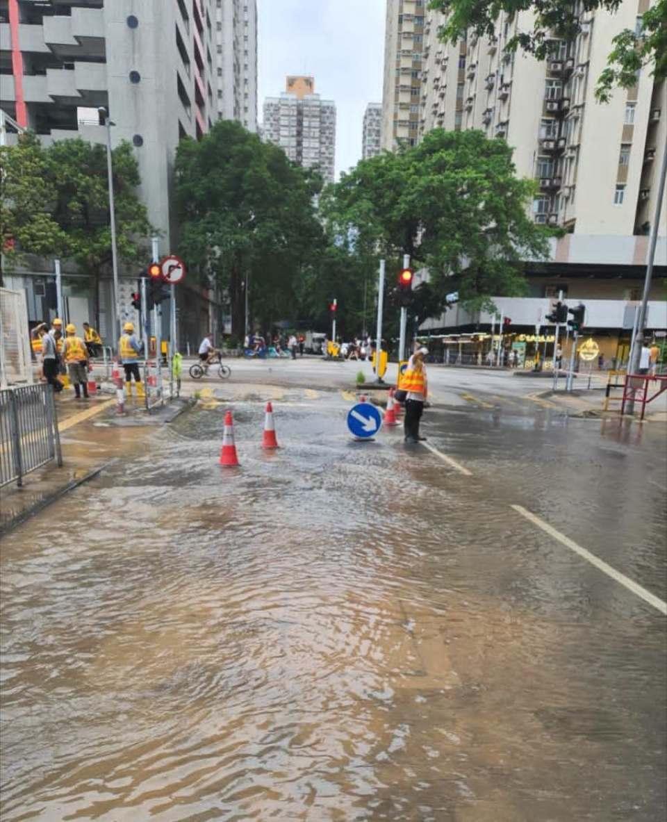 大埔安埔路水管滲漏大元邨及汀雅苑等受影響水務署爭取明日中午完成搶修