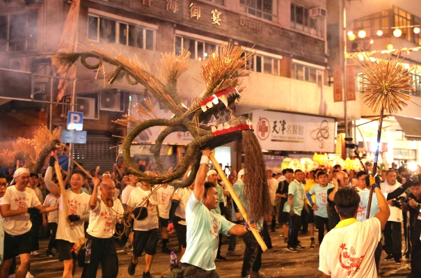 香港中秋節大坑舞火龍一連三晚舉行